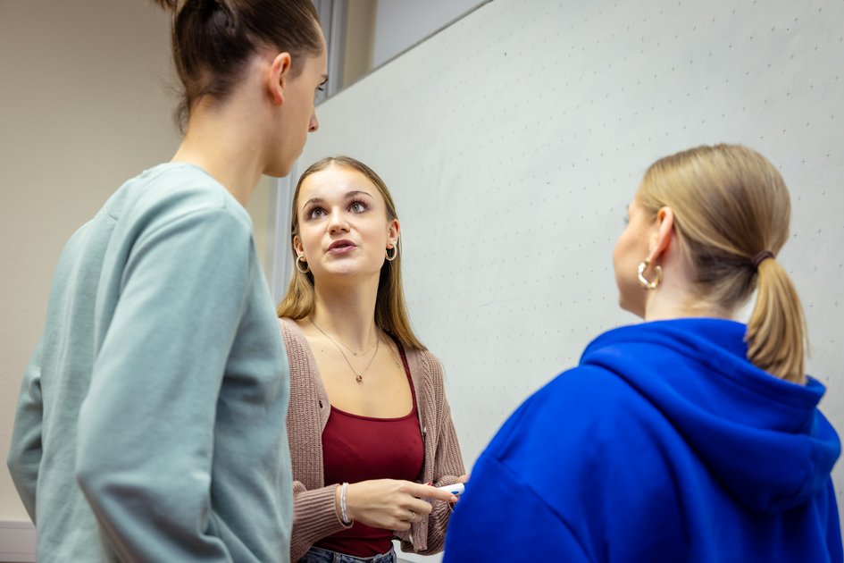 Studierende der Ostfalia Hochschule sprechen miteinander. Am Campus Wolfenbüttel kann man unter anderem Wirtschaftsingenieurwesen Energie/Umwelt im Praxisverbund studieren.