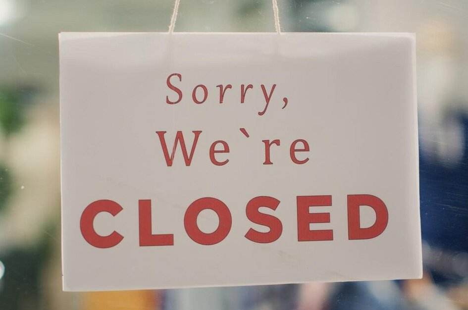 Ein Schild an einer Tür auf steht, dass leider geschlossen ist.