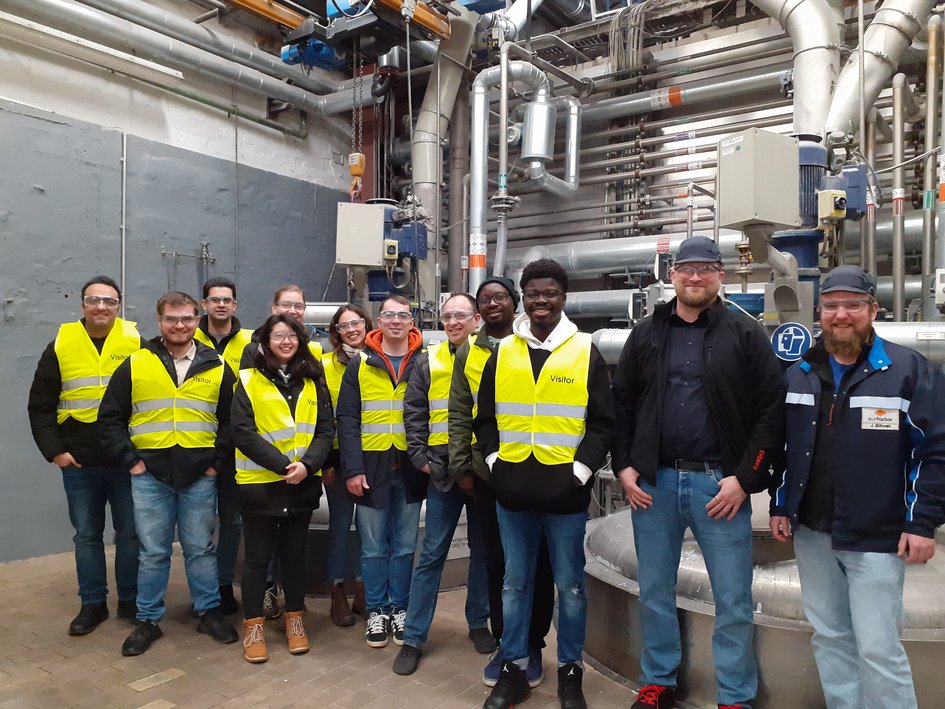 Gruppenbild von Masterstudierenden der Fakultät Versorgungstechnik und zwei Mitarbeiter der Firma Surfactor Germany GmbH in Schöppenstedt