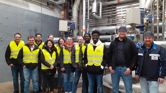 Gruppenbild von Masterstudierenden der Fakultät Versorgungstechnik und zwei Mitarbeiter der Firma Surfactor Germany GmbH in Schöppenstedt