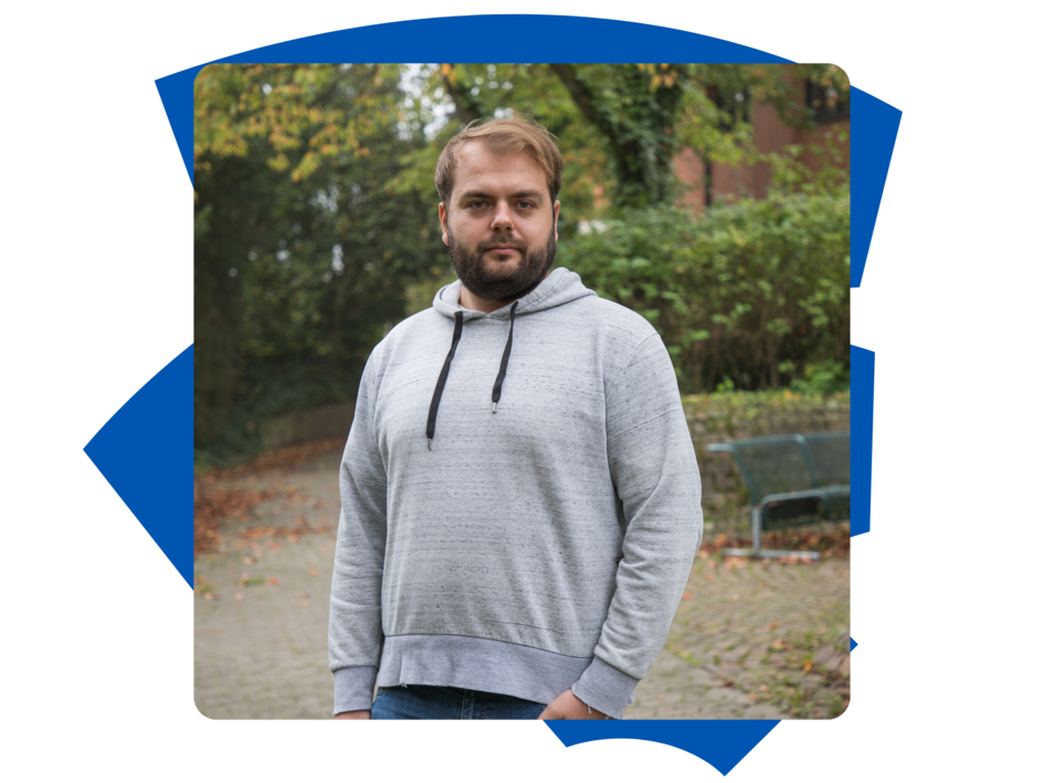 Student Carlo der Fakultät Versorgungstechnik steht draußen am Campus Wolfenbüttel und schaut in die Kamera.