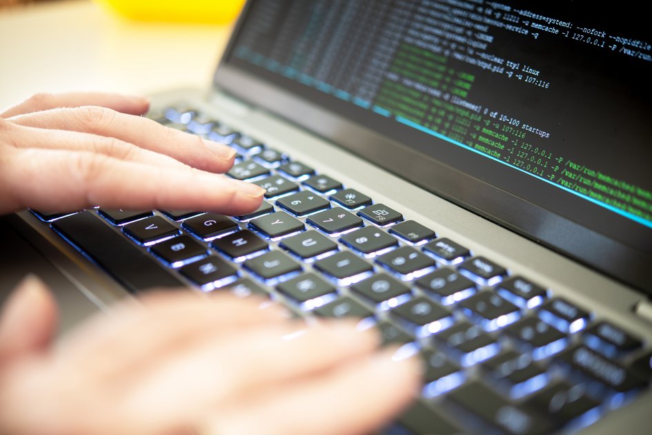 Symbolbild zeigt eine Laptop-Tastatur, auf der getippt wird.