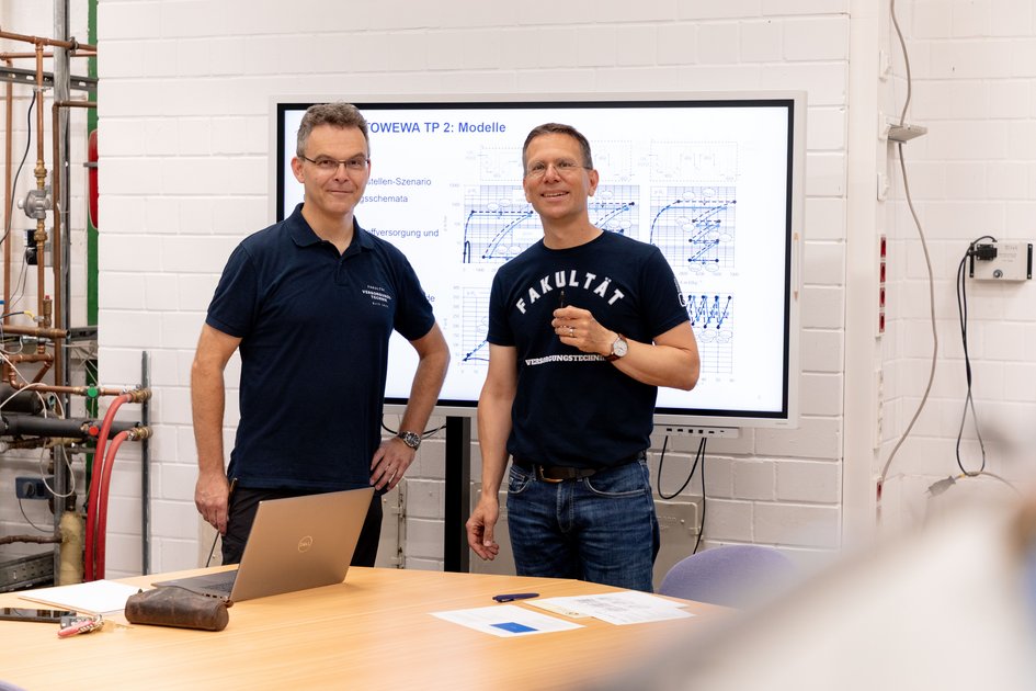 Professor Holger Dörr und Professor Henning Zindler präsentieren das Forschungsprojekt TOWEWA im Gaslabor.
