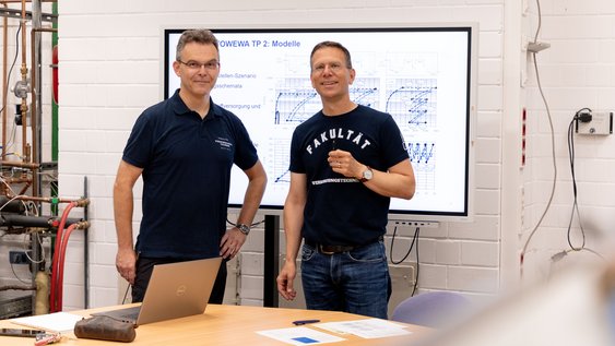 Professor Holger Dörr und Professor Henning Zindler präsentieren das Forschungsprojekt TOWEWA im Gaslabor.