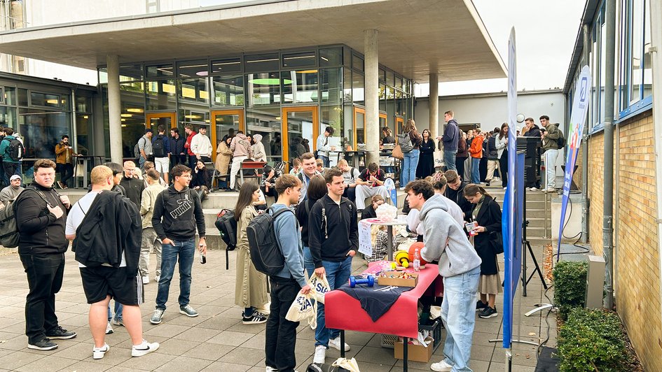 Pressefoto (Nele Piltz/Ostfalia): Verschiedene studentische Initiativen und Hochschuleinrichtungen präsentierten sich auf einer Aktionsmeile, wo auf die neuen Studierenden Mitmach-Aktionen, Getränke, Waffeln und eine Fotobox warteten.