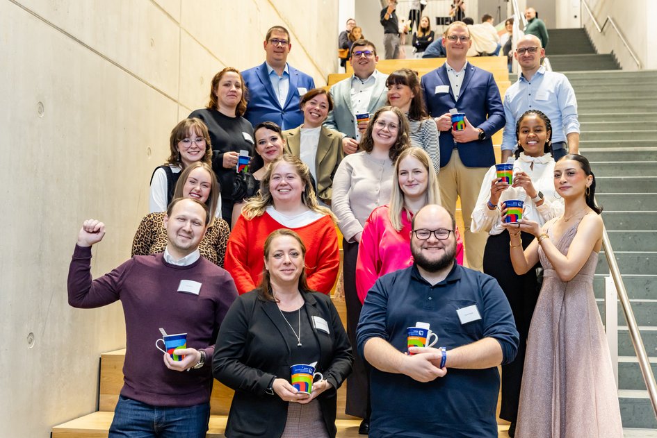 Die Studierenden des Studiengangs Kindheitspädagogik feierten ihren Abschluss gemeinsam mit dem Studiengangsteam Kindheitspädagogik und Gesundheit am Campus Wolfsburg der Ostfalia Hochschule.