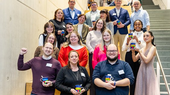 Die Studierenden des Studiengangs Kindheitspädagogik feierten ihren Abschluss gemeinsam mit dem Studiengangsteam Kindheitspädagogik und Gesundheit am Campus Wolfsburg der Ostfalia Hochschule.