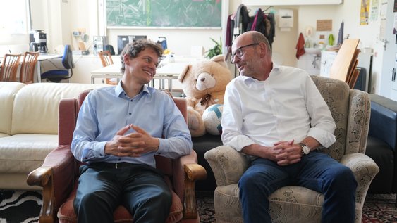 Prof. Max Juraschek und Prof. Quack unterhalten sich auf dem Sofa
