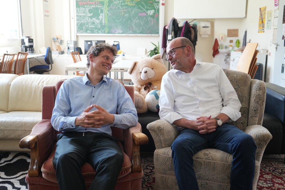 Prof. Max Juraschek und Prof. Quack unterhalten sich auf dem Sofa