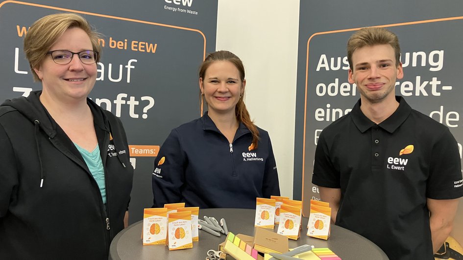 Tane Trottenburg, Angelina Hellerling und Luca Ewert von der EEW bei der Recruiting Night 2026