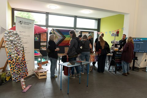 Ein Stand der Stadt Wolfenbüttel an dem sich Studierende mit Vertreter*innen aus der Praxis unterhalten (öffnet Vergrößerung des Bildes)