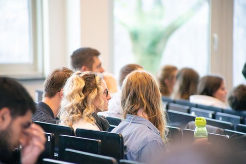 Aufnahme aus der Fachtagung 2026 von den Zuschauern in der Aula der Ostfalia Hochschule. (öffnet Vergrößerung des Bildes)