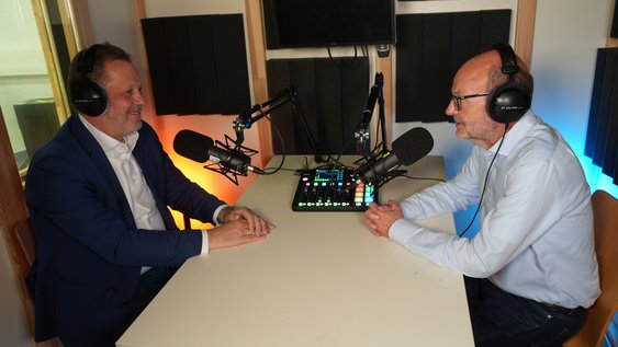 Prof. Dr. Heinz-Dieter Quack und Wasserexperte Prof. Dr. Jens Wagner sprechen im Ostfalia-Podcast „Einfach Forschung“ über sichere und nachhaltige Wasserversorgung im Klimawandel.