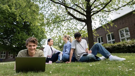 Studierende der Ostfalia Hochschule informieren sich an einem Laptop.