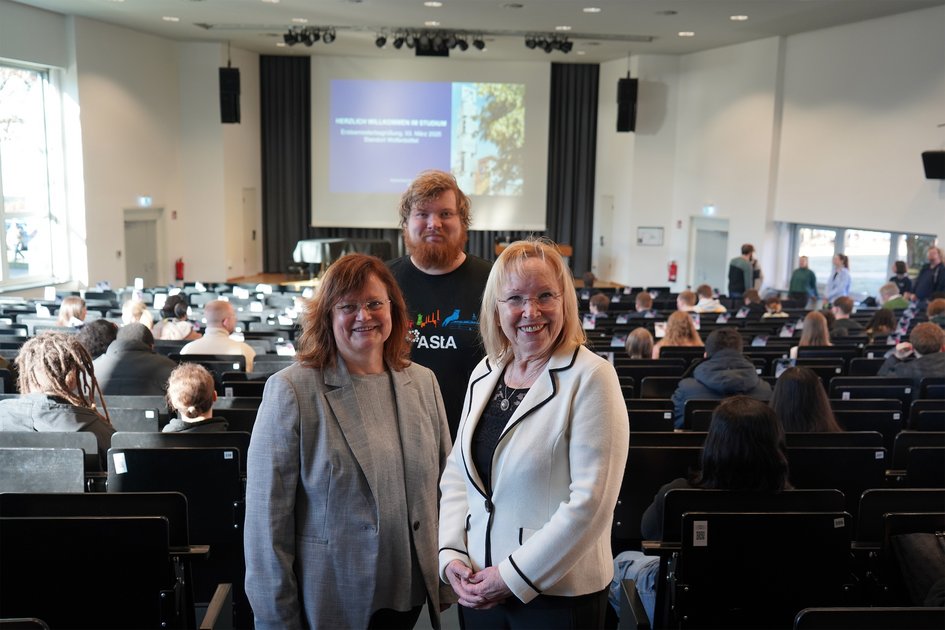 Pressefoto 1 (Nadine Zimmer/Ostfalia): Begrüßten die neuen Studierenden am Campus Wolfenbüttel (v.l.n.r): Elvi Thelen, Persönliche Referentin der Präsidentin, Lennard Wilhelm, Vorstand des Allgemeinen Studierendenausschusses, und Elke Wesche-Möller, stellvertretende Bürgermeisterin der Stadt Wolfenbüttel.