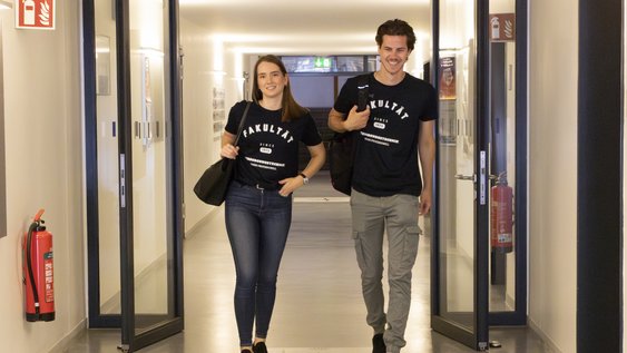 Zwei Studierende gehen durch den Flur in Gebäude M der Ostfalia Hochschule