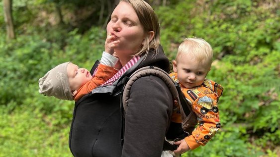 Studentin Stephanie Raphael mit ihren zwei Kindern 