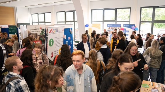 Ein Blick in das gut gefüllte Foyer beim Markt der Möglichkeiten