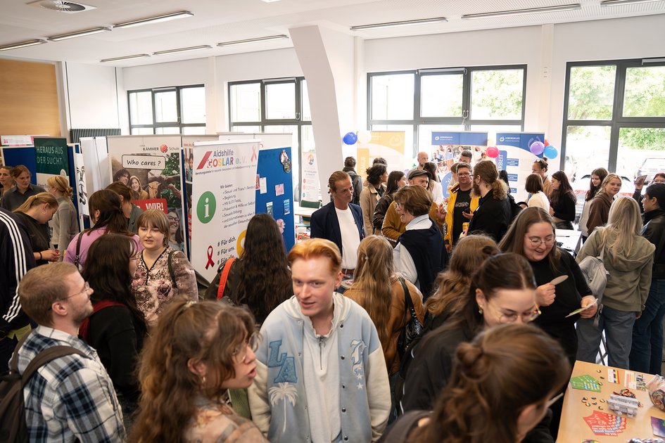 Ein Blick in das gut gefüllte Foyer beim Markt der Möglichkeiten