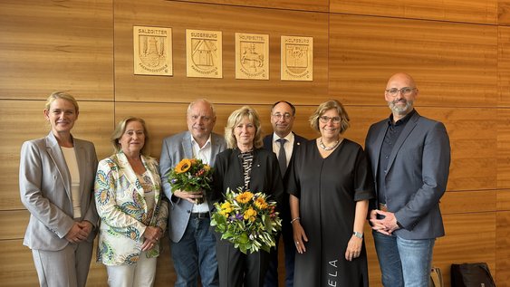 Pressefoto (Ostfalia): Der neue Hochschulrat der Ostfalia Hochschule (von links): Nadine Bähre (MWK), Frauke Oeding-Blumenberg, ehemalige Geschäftsführerin Oeding Print GmbH Braunschweig, Prof. Dr. Joachim Block, ehem. Leiter der Standorte Braunschweig und Göttingen des Deutschen Zentrums für Luft- und Raumfahrt (DLR), Claudia Kayser, Leiterin der Direktion Wolfsburg bei der Volksbank BRAWO, Tobias Henkel, Vorstandsvorsitzender der Evangelischen Stiftung Neuerkerode, Prof. Dr. Sandra-Verena Müller, Dekanin Fakultät Soziale Arbeit der Ostfalia Hochschule, sowie André Koch, Klinikumsdirektor Klinikum Wolfsburg. 