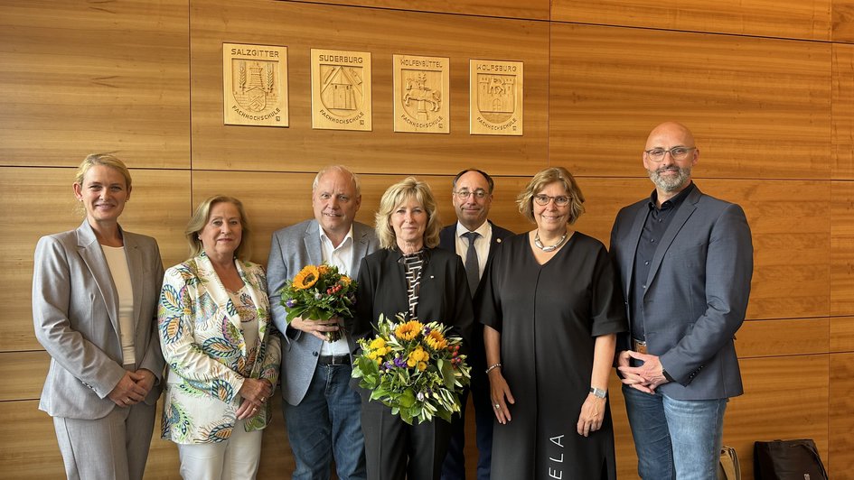 Pressefoto (Ostfalia): Der neue Hochschulrat der Ostfalia Hochschule (von links): Nadine Bähre (MWK), Frauke Oeding-Blumenberg, ehemalige Geschäftsführerin Oeding Print GmbH Braunschweig, Prof. Dr. Joachim Block, ehem. Leiter der Standorte Braunschweig und Göttingen des Deutschen Zentrums für Luft- und Raumfahrt (DLR), Claudia Kayser, Leiterin der Direktion Wolfsburg bei der Volksbank BRAWO, Tobias Henkel, Vorstandsvorsitzender der Evangelischen Stiftung Neuerkerode, Prof. Dr. Sandra-Verena Müller, Dekanin Fakultät Soziale Arbeit der Ostfalia Hochschule, sowie André Koch, Klinikumsdirektor Klinikum Wolfsburg. 