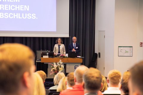 Fernaufnahme des Dekanats der Fakultät Versorgungstechnik bei der Absolventenfeier in der Aula der Ostfalia Hochschule (öffnet Vergrößerung des Bildes)