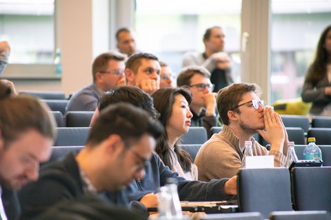 Aufnahme aus der Fachtagung 2026 von den Zuschauern in der Aula der Ostfalia Hochschule. (öffnet Vergrößerung des Bildes)