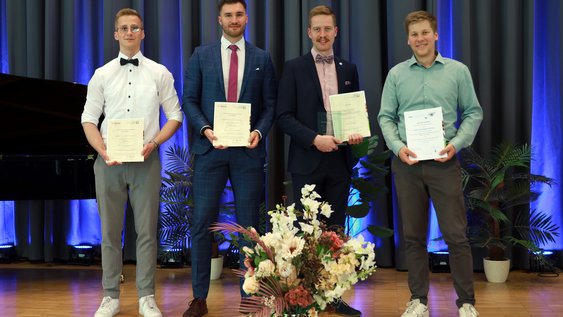 Pressefoto (Andreas Simon/Ostfalia): Die ausgezeichneten Absolventen v.l.n.r.: Philipp Bräuer, Julian Lindenberg, Henrik Bremermann, Tobias Baumgarten.