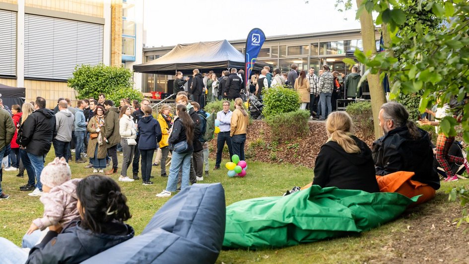 Press photo 4 (Philipp Ziebart/Ostfalia): In addition to lots of information and hands-on experiments, there was a colourful programme of music and entertainment. 