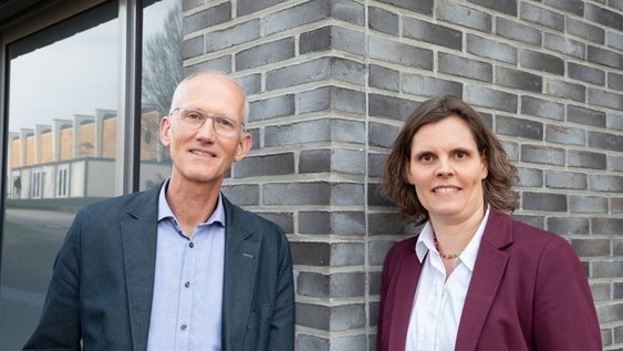 Gemeinsames Bild von Dekan Prof. Dr.-Ing. Oliver Büchel und Studiendekanin Prof. Dr. rer. nat. Corinna Klapproth