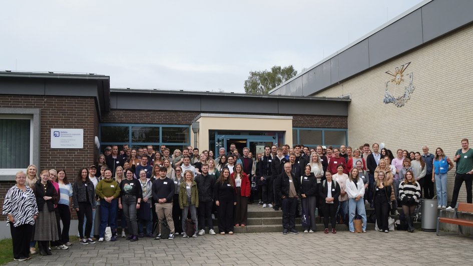 Press photo (Natalie Meier-Maletz/Ostfalia): Group photo of online students at Ostfalia University of Applied Sciences’ Suderburg campus.