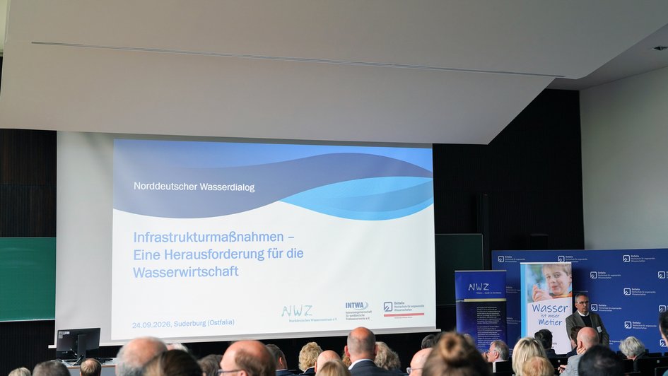 Prof. Dr.-Ing. Klaus Röttcher begrüßt die Teilnehmenden des Norddeutschen Wasserdialogs am Campus Suderburg und eröffnet die Veranstaltung mit einführenden Worten.