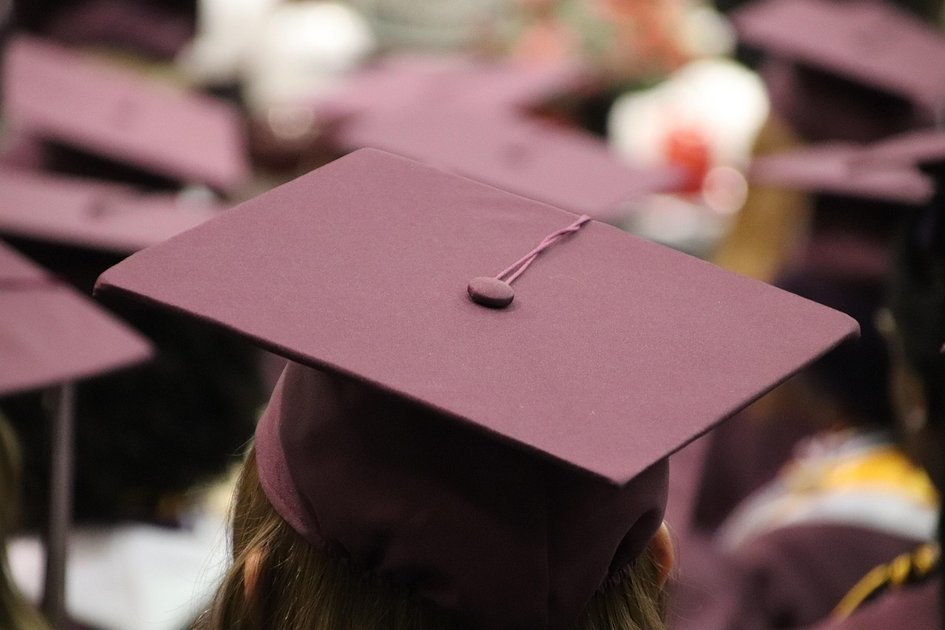 Bild einer Absolventenkappe, passend zur Verabschiedung der Absolventinnen und Absolventen des Sommersemesters.