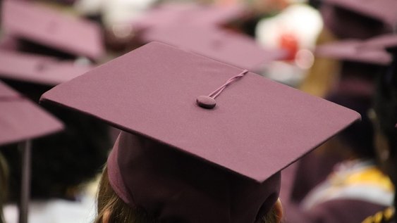 Bild einer Absolventenkappe, passend zur Verabschiedung der Absolventinnen und Absolventen des Sommersemesters.