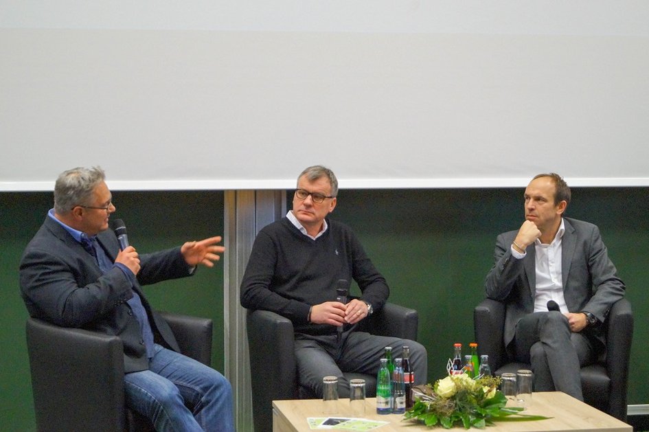 Erik Lieberknecht (Fanbeauftragter von Eintracht Braunschweig), Jörg Jakob (Chefredakteur des kicker) und Alexander Jobst (Vorstand FC Schalke 04) im Gespräch