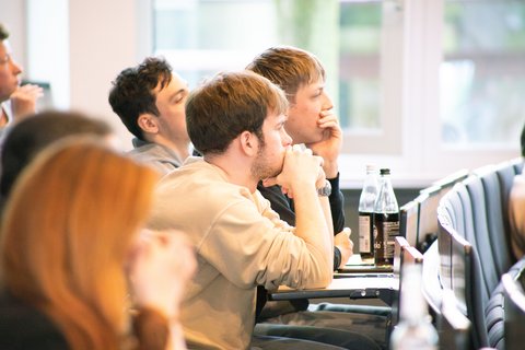 Aufnahme aus der Fachtagung 2026 von den Zuschauern in der Aula der Ostfalia Hochschule. (öffnet Vergrößerung des Bildes)