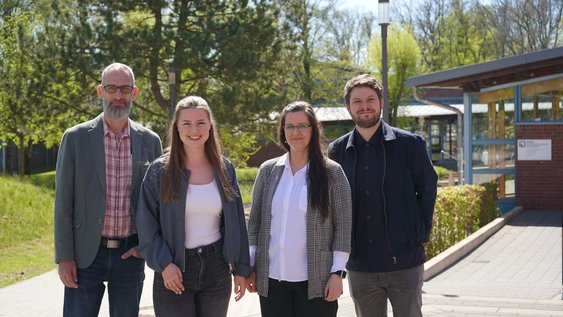 v.l.n.r. Oliver Homann-Stahl (Apollonia Oberschule), Laura Risse, Odette Lindhorst vom Bildungsbüro des Landkreises Uelzen und Prof. Dr. Björn Hermstein am Campus Suderburg. 