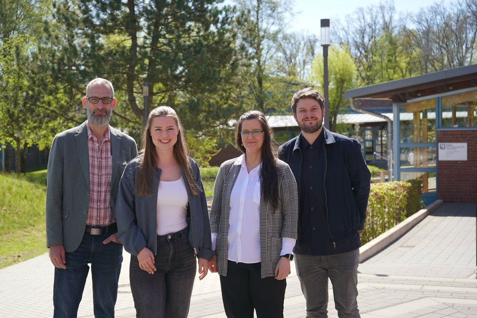 v.l.n.r. Oliver Homann-Stahl (Apollonia Oberschule), Laura Risse, Odette Lindhorst vom Bildungsbüro des Landkreises Uelzen und Prof. Dr. Björn Hermstein am Campus Suderburg. 
