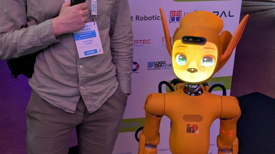 Ostfalia Master's graduate Christopher Peters at the "International Conference on Social Robotics + AI" in Naples.