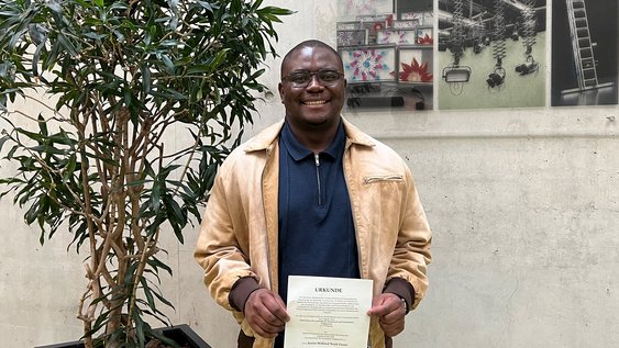 Ostfalia-Student Junior Wilfried Noah Elomo stammt aus Kamerun und setzt sich in besonderer Weise für seine Mitstudierenden ein. Jetzt hat er ein Stipendium des Deutschen Akademischen Auslandsdienstes (DAAD) erhalten.