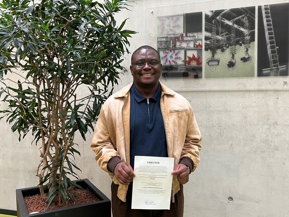 Ostfalia-Student Junior Wilfried Noah Elomo stammt aus Kamerun und setzt sich in besonderer Weise für seine Mitstudierenden ein. Jetzt hat er ein Stipendium des Deutschen Akademischen Auslandsdienstes (DAAD) erhalten.