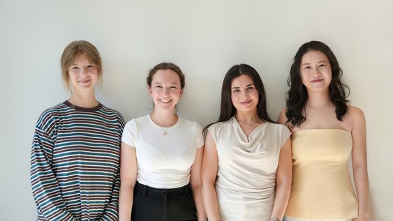 Pressefoto (Ostfalia): Das studentische Projektteam (von links): Amelie Sendzik, Maribel Löwegrün und Nahida Hassan und Feifei Wu.