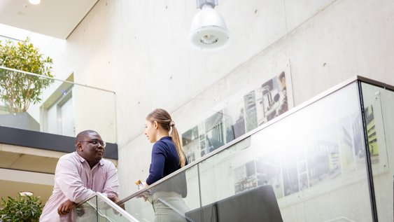 Studierende unterhaltend, Studierende unterhaltend