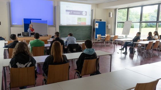 Christine Jahn beantwortet in einem Hörsaal den Schüler:innen alle Fragen zum Studium, den Praxisphasen und wie die Bewerbung abläuft., Christine Jahn beantwortet in einem Hörsaal den Schüler:innen alle Fragen zum Studium, den Praxisphasen und wie die Bewerbung abläuft.