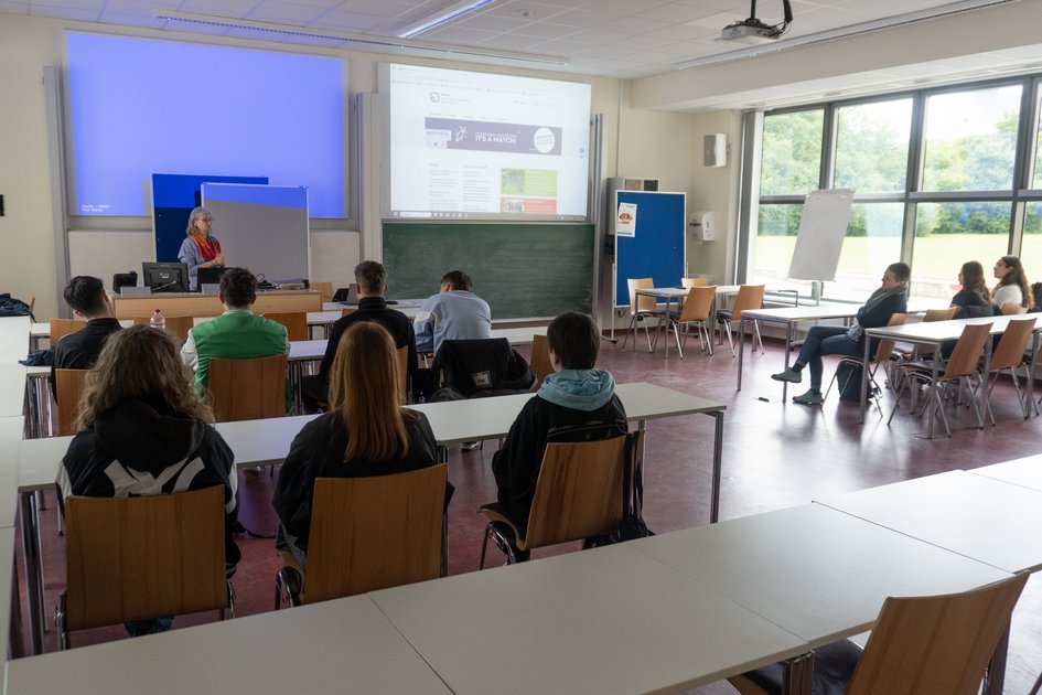 Christine Jahn beantwortet in einem Hörsaal den Schüler:innen alle Fragen zum Studium, den Praxisphasen und wie die Bewerbung abläuft.