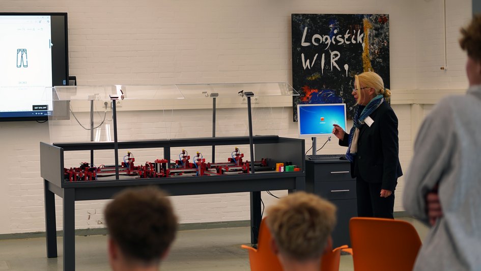 Dipl.-Ing. Regina Müller-Wagner im Logistiklabor mit Mitmachangeboten an der Lernfabrik.