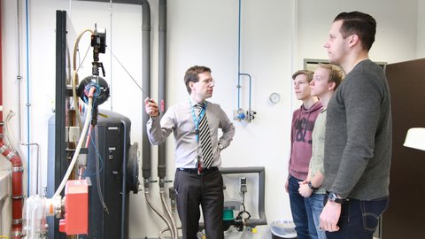 Prof. Henning Zindler mit Studierenden im Labor für Energie- und Kältetechnik