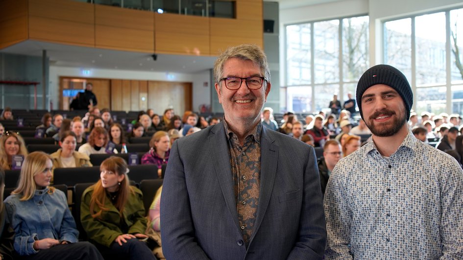 Musik gab es beim Semesterauftakt in Wolfenbüttel vom Ostfalia-Absolventen und jetzigem Berufsmusiker Robin Kap. Pressefoto: Nadine Zimmer/Ostfalia