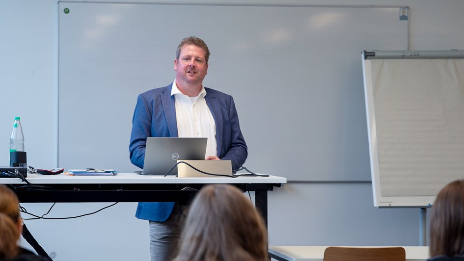Press photo (Julia Günther/Ostfalia): Prof. Dr Martin Frank, Professor of Health Economics and course director of the new "Health Economics and Management" degree programme at Ostfalia University of Applied Sciences