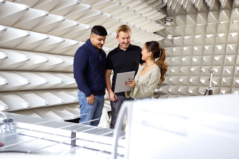 Drei Studierende der Ostfalia Hochschule arbeiten in einem elektromagnetisch abgeschirmten Labor. Am Campus Wolfenbüttel kann man unter anderem Elektro- und Informationstechnik studieren.